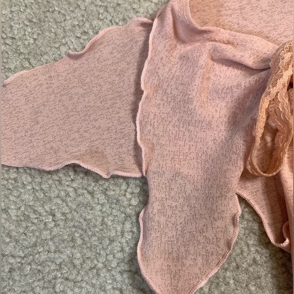 One ❤️ Women Flutter Sleeve Pale Pink Top Blouse Size Medium - Picture 3 of 6